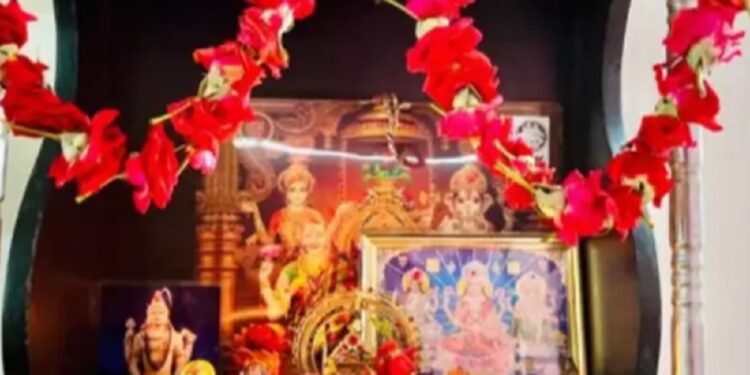 பூஜை அறையை சுத்தம் செய்யும் போது இந்த தவறுகளை மட்டும் செய்யாதீர்கள்