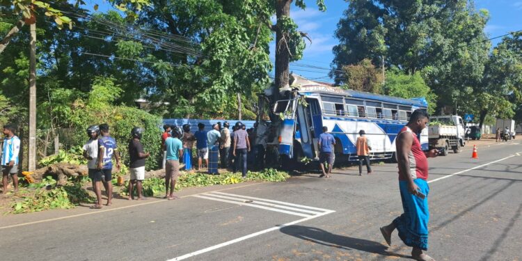 கதிர்காமம் சென்ற பேருந்து விபத்தில் சிக்கியது!