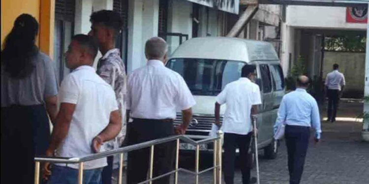 கெஹெலிய ரம்புக்வெல்லவின் மனைவி மற்றும் மகள் கைது!