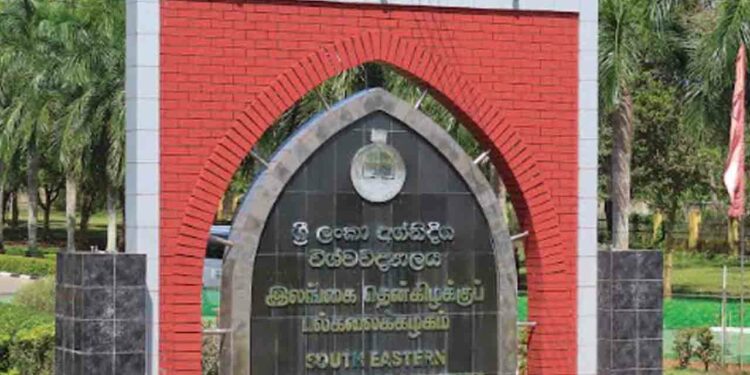 தென்கிழக்கு பல்கலையில்  22 மாணவர்களுக்கு வகுப்பு தடை!