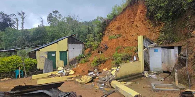 கடும் மழையால் தாளிறங்கிய வீதி!