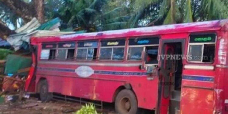 சற்று முன் விபத்தில் சிக்கிய இ.போ.ச பேருந்து