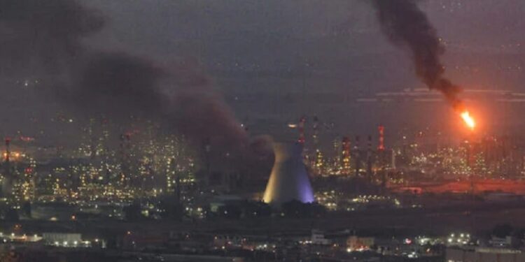 ஈரானில் வெடித்து சிதறிய எண்ணெய் சுத்திகரிப்பு நிலையம் மூவர் பலி!