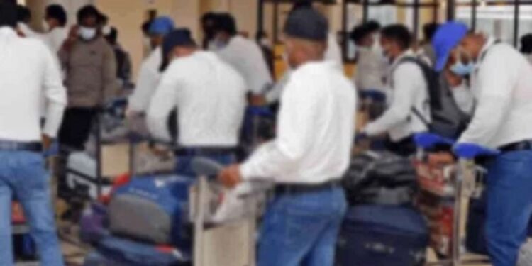 இஸ்ரேலில் இருந்து நாடு திரும்பும் இலங்கையர்கள்!