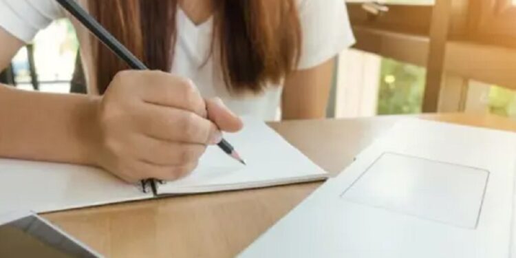 யாழில் முறைப்பாடு வழங்க சென்ற பெண்ணிடம் தகாத வார்த்தையால் திட்டிய பொலிஸார்