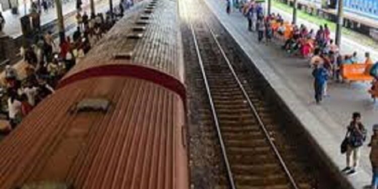 ரயில் பாதையில் பயணித்த தம்பதியினருக்கு நிகழ்ந்த சோகம்!