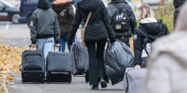 பிரபல நாடொன்றில் இருந்து நாடு கடத்தப்படலாம் என்ற அச்சத்தில் இலங்கையர்கள்!