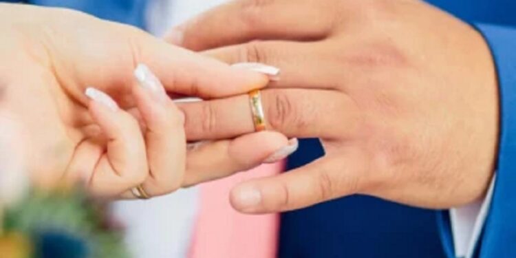 காதலன் மோதிரம் கொடுக்கததால் தாக்கிய காதலி!