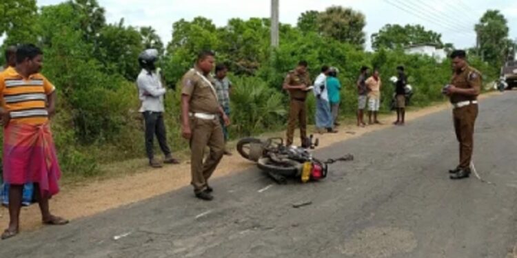 மின்கம்பத்தில் மோதிய மோட்டார் சைக்கிள் இளைஞர் பலி!