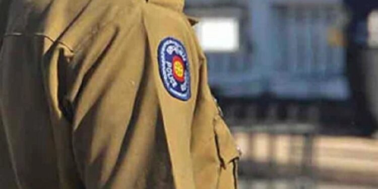 தன்னைத்தானே துப்பாக்கியால் சுட்டுக் கொண்ட பொலிஸ் அதிகாரி!