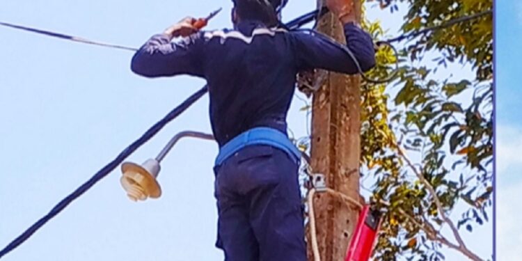 யாழில் மின் தாக்குதலுக்கு இலக்கான ஊழியர்!