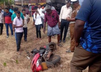 யாழில் ரயிலில் மோதிய தாய் மகள்!