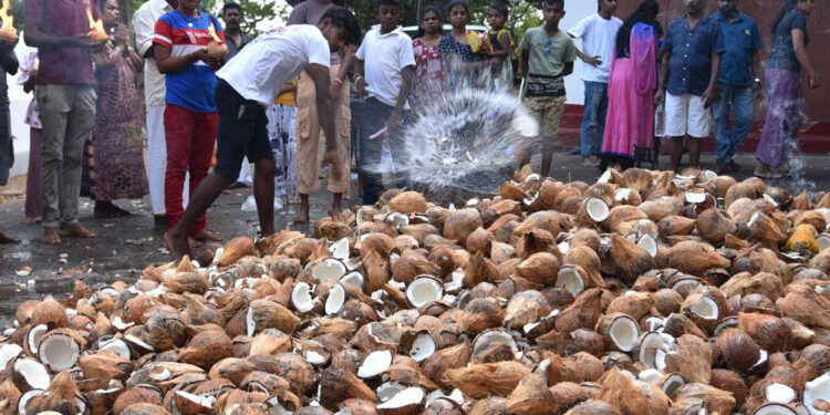 வெடி ஹிட்டி மலைக்குச் சென்று வழிபாடுகளில் ஈடுபடும் பக்தர்கள்!