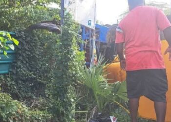 யாழில் குடைசாய்ந்த கனரக வாகனம்!