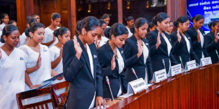 நாடாளுமன்றிக்கு சென்ற பாடசாலை மாணவர்கள்!