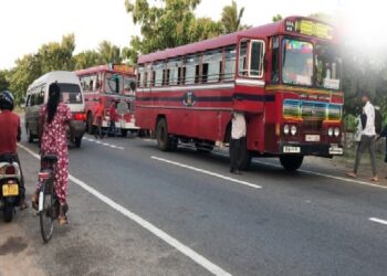 யாழில் பேருந்து செலுத்திய சாரதிக்கு திடீர் சுகயீனம்!