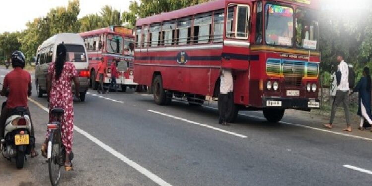 யாழில் பேருந்து செலுத்திய சாரதிக்கு திடீர் சுகயீனம்!