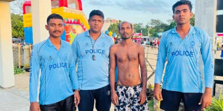 கடலலையில் இழுத்துச் செல்லப்பட்ட நால்வர் மீட்பு!