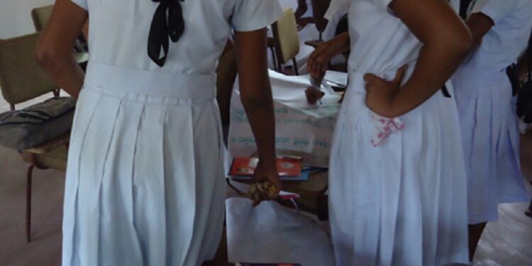 நிதி கேட்க்கும் பாடசாலைகள் மீது பாயும் சட்டம்!