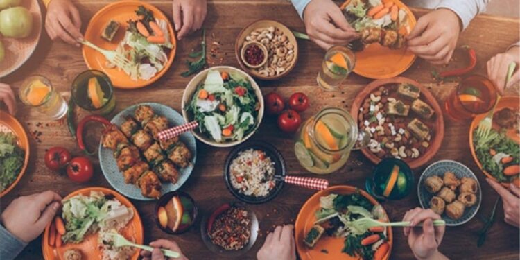 இரவு உணவை எந்த நேரத்தில் எடுத்துக் கொள்ள வேண்டும் தெரியுமா?