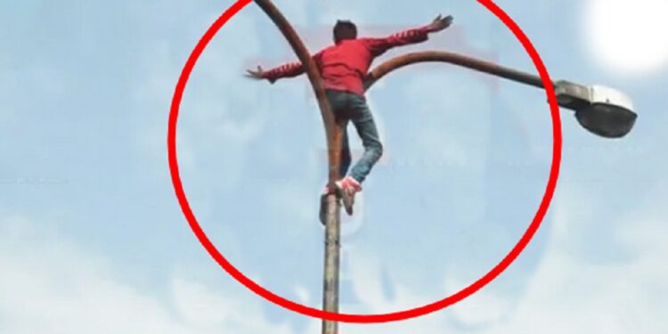 மின் கம்பத்தில் ஏறி போராட்டத்தில் ஈடுபட்ட நபர்!