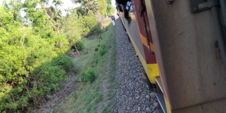 யாழில் இருந்து கொழும்பு நோக்கி பயணித்த ரயிலில் மோதி பலியான இளைஞன்!
