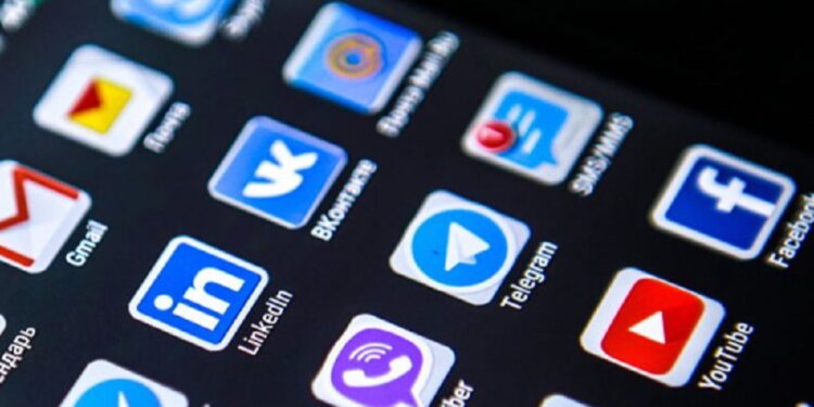 சமூக ஊடகங்களில் இருந்து விலகி இருக்குமாறு அறிவுறுத்தல்!