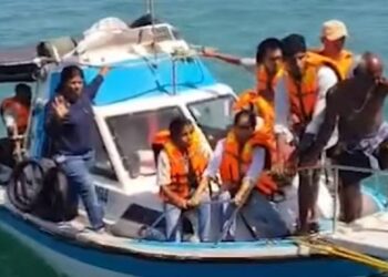 யாழில் படகு கவிழ்ந்ததில் உயிர் தப்பிய சுற்றுலா பயணிகள்