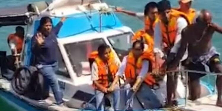 யாழில் படகு கவிழ்ந்ததில் உயிர் தப்பிய சுற்றுலா பயணிகள்