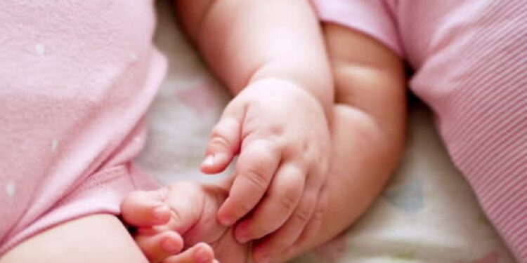 ஒரே நேரத்தில் உயிரிழ்ந்த இரட்டை குழந்தைகள்!