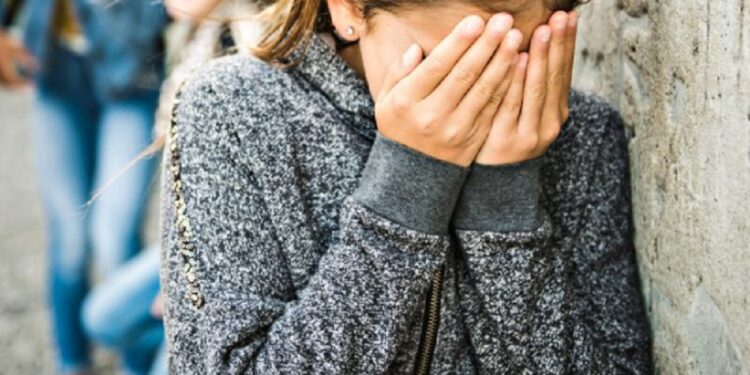 ஆசிரியர் தொல்லையால் விபரீத முடிவுக்கு முயன்ற மாணவி!