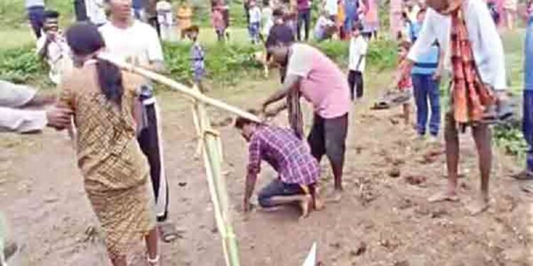 காதலிக்கு நூதன தண்டனை வழங்கிய சம்பவம்!