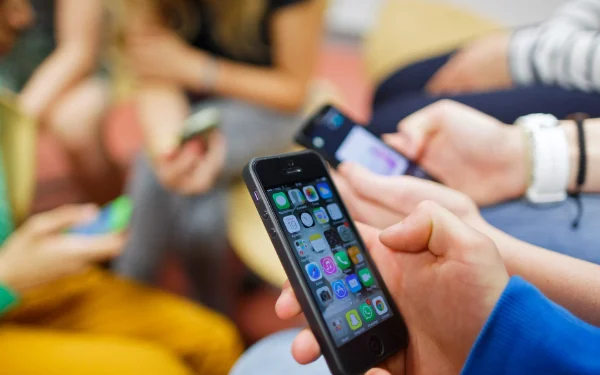 மாணவர்கள் கையடக்க தொலைபேசி பாவிக்க தடை  ஜனாதிபதிக்கு அனுப்பப்பட்ட கடிதம்!