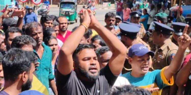 வவுனியாவில் அதிகாரிகள் கடைகளை அகற்றியதால் பரபரப்பு!