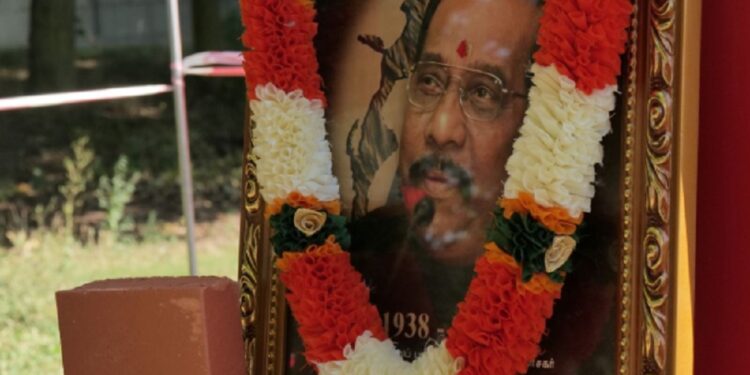 விடுதலைப்புலிகளின் அரசியல் ஆலோசகருக்கு  பிரான்சில் சிலை!