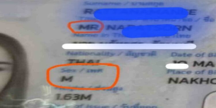 கடற்கரையில் மேலாடையின்றி நடந்த வெளிநாட்டு பெண் தொடர்பில் சர்ச்சை!