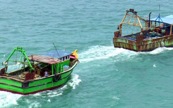 இலங்கை கடற்பரப்பில் மீன் பிடித்த 15 இந்திய மீனவர்களுக்கு விளக்கமறியல்!