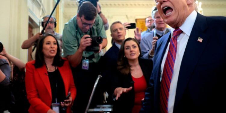 10 பில்லியன் டாலர் கேட்டு வழக்கு தாக்கல் செய்த டிரம்ப்