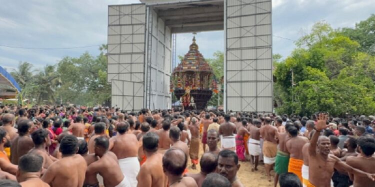 மட்டக்களப்பு அமிர்கழி ஸ்ரீமாமாங்கேஸ்வரர் தேர் திருவிழாவில் அலைகடலென குவிந்த பக்தர்கள்!