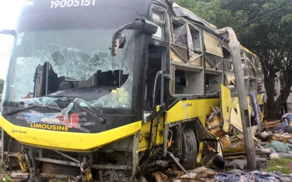 வியட்நாம் பேருந்து விபத்தில் ஒன்பது பேர் பலி!