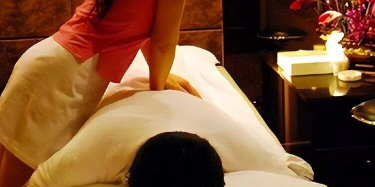 மசாஜ் நிலையத்தில் மோசமான செயலில் ஈடுபட்ட பொலிஸ் அதிகாரி!