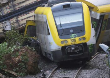 ஜேர்மனியில் புகையிரதம் தடம் புரண்டதில் மூவர் பலி!