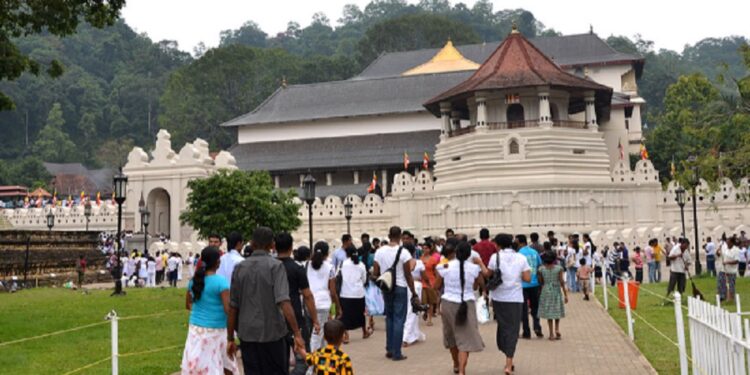 சுற்றுலா பயணிகளை அச்சுறுத்திய நபர்கள்!