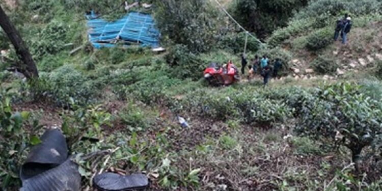 100 அடி ஆழமான பள்ளத்தில் கவிழ்ந்த முச்சக்கரவண்டி!