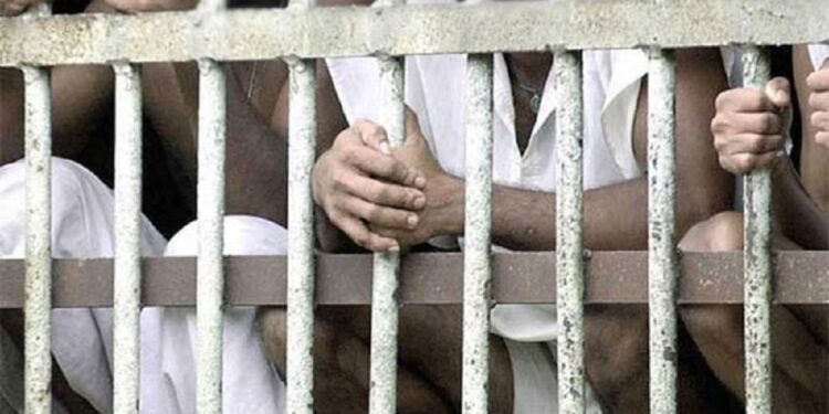 பொலிசிடம் சிக்கிய துப்பாக்கிதாரி தப்பி ஓட்டம்!