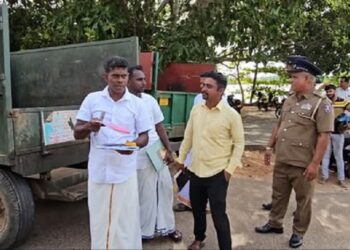 குப்பை ஏற்றிச்செல்லும் ரெக்டரில் போராட்டம்!