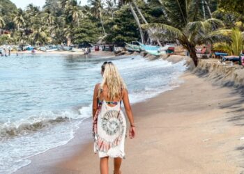 அரை நிர்வாணமாக வீதியில் சென்ற வெளிநாட்டுப் பெண் கைது!