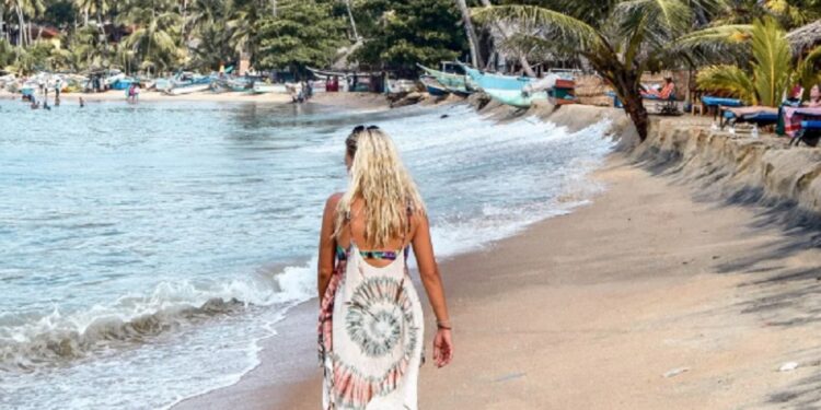 அரை நிர்வாணமாக வீதியில் சென்ற வெளிநாட்டுப் பெண் கைது!