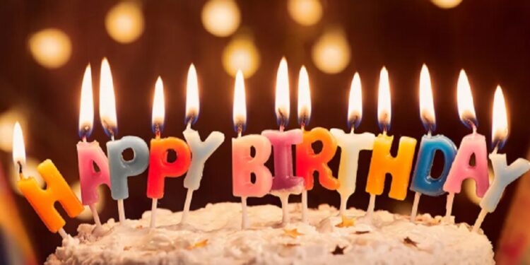 கள்ளக் காதலனுடன் பிறந்தநாள் கொண்டாடிய மனைவி கணவனை கண்டதும் தப்பி ஓட்டம்!