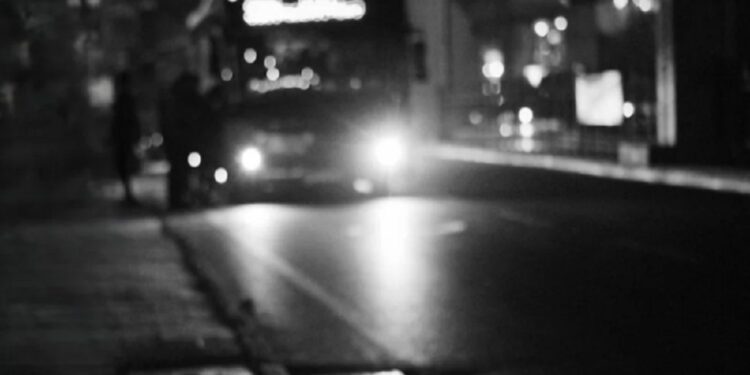 ஓடும் பேருந்தில் குழந்தை பெற்று வீசி எறிந்த பெண்!